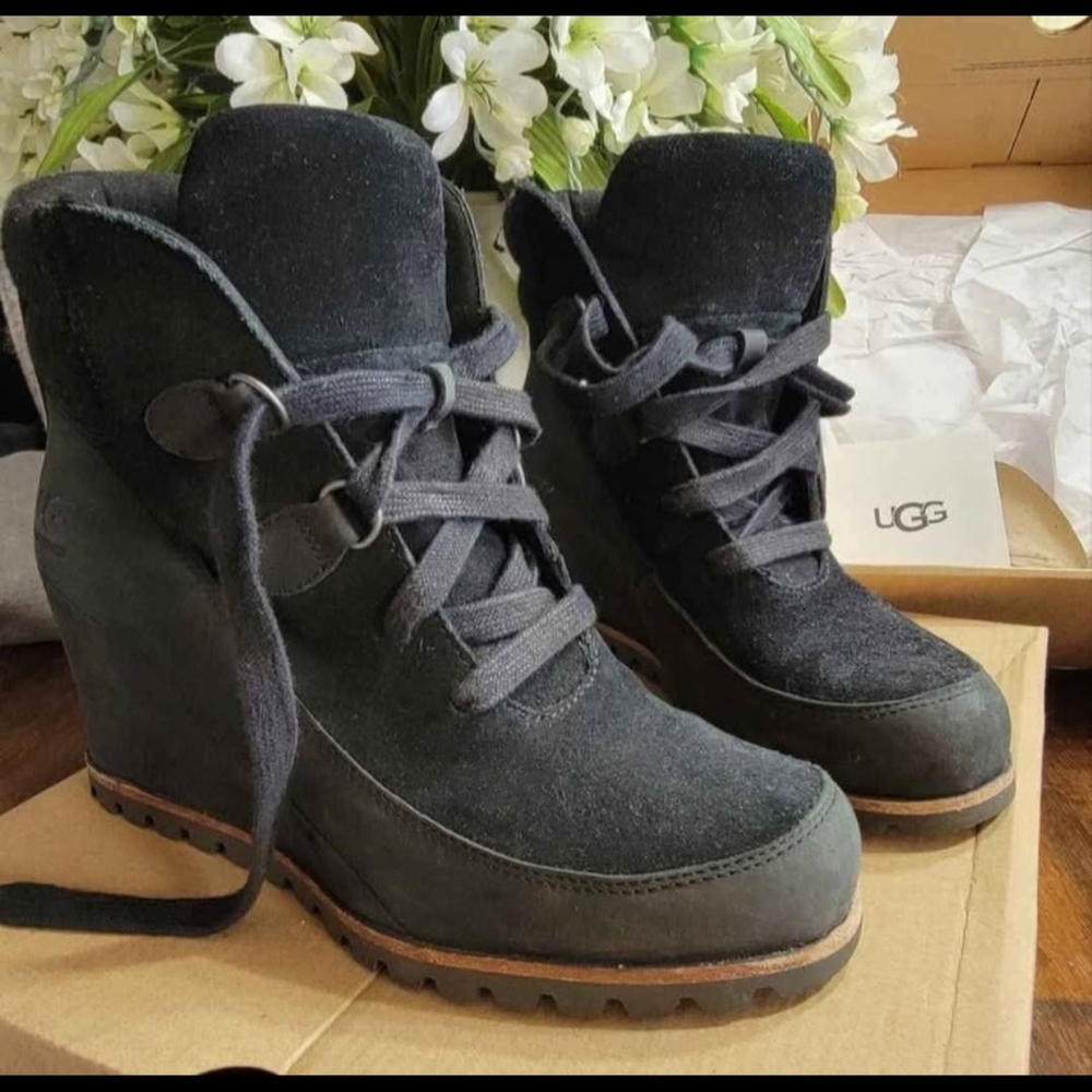 7.5 UGG Women's Charcoal Lace Up Wedge Boots